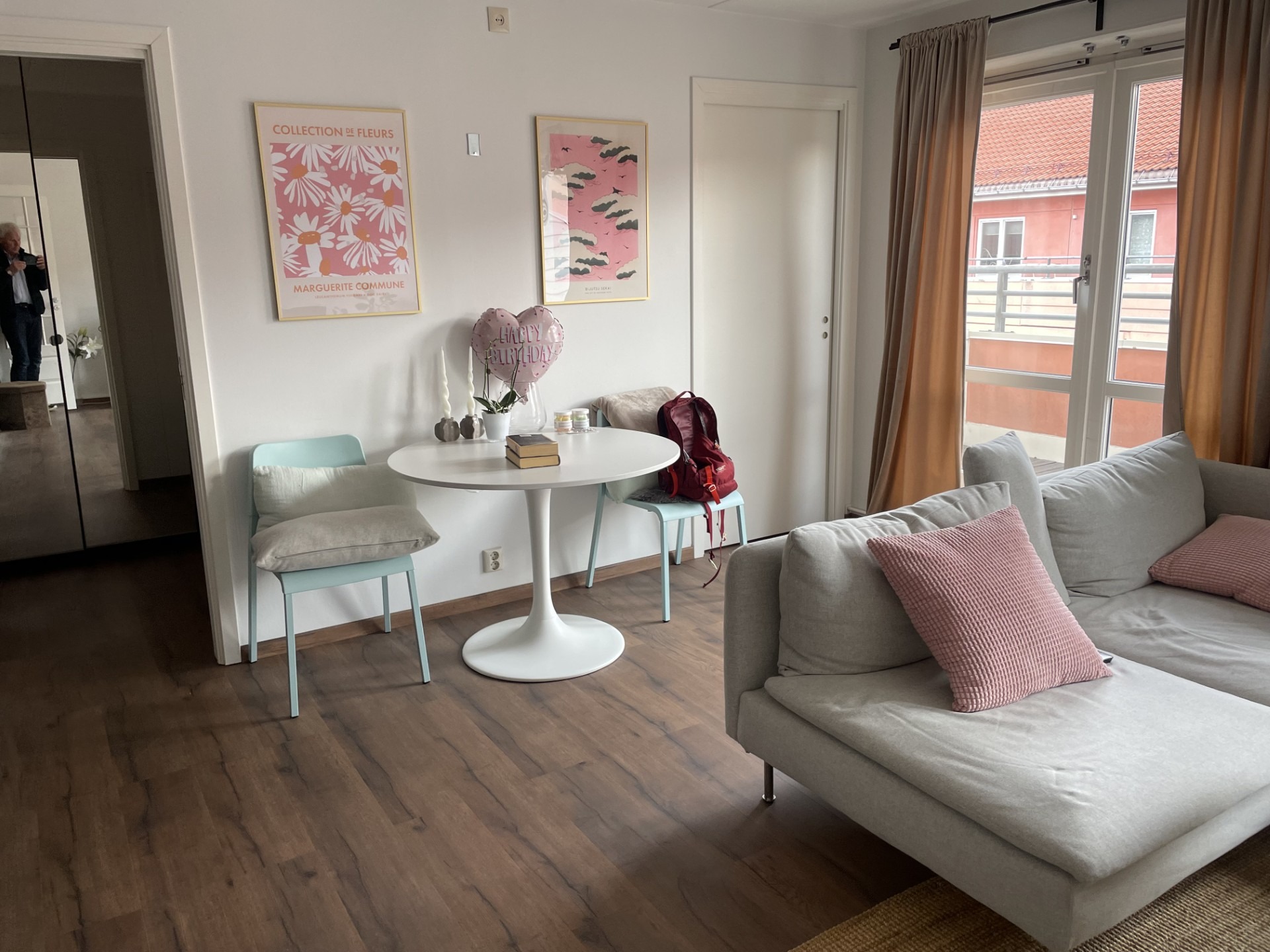 Stue. Møblene er tidliger leietakers